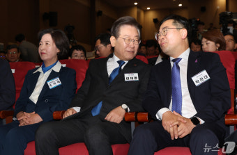 박찬대 원내대표와 대화하는 이재명 대표