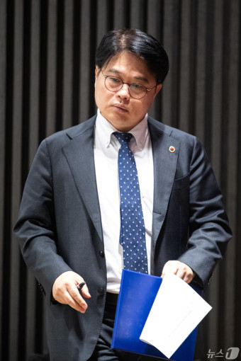 2025년도 수가협상 입장 발표위해 들어서는 임현택 의협회장