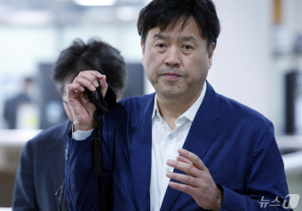 보석 후 첫 재판 출석하는 김용 전 부원장