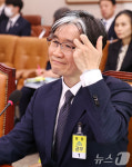 머리 쓸어넘기는 오동운 공수처장 후보자