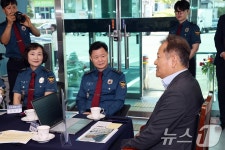 도서지역 읍내파출소서 치안상황 점검하는 이상민 장관