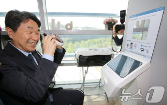 정신건강분석기 체험하는 이주호 부총리
