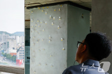 전일빌딩 탄흔 살펴보는 시민