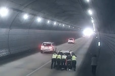 슈퍼맨 찾습니다…터널서 고장차 밀어주고 쿨하게 떠난 환경미화원들[영상]