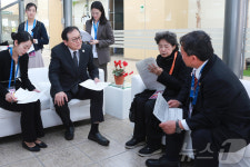 일 경제산업성 대신정무관과 면담하는 정인교 통상교섭본부장