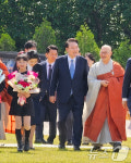 회암사 사리 이운 기념 축제 입장하는 윤 대통령 부부