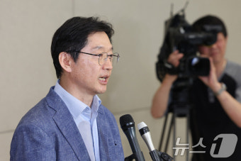 노무현 전 대통령 추도식 위해 귀국한 김경수