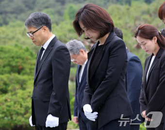 묵념하는 허은아 개혁신당 신임 대표