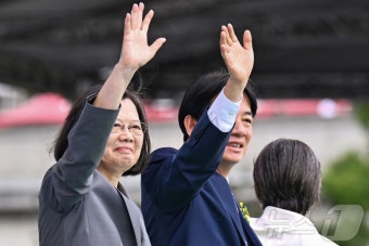 나란히 손 흔드는 라이칭더 총통과 차이잉원 전 총통
