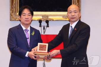 취임식서 총통 인장 받는 라이칭더 신임 대만 총통