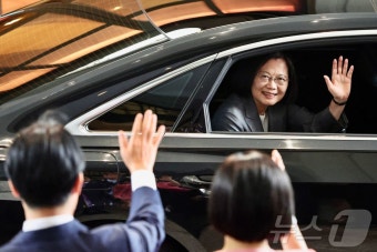 라이칭더 총통에 손 흔들며 떠나는 차이잉원 전 총통