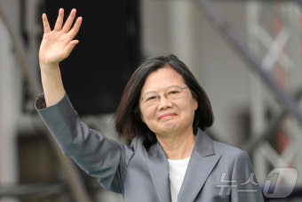 라이칭더 총통 취임식 도착하며 손 흔드는 차이잉원