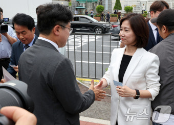 악수 나누는 박찬대 민주당 원내대표와 허은아 개혁신당 대표
