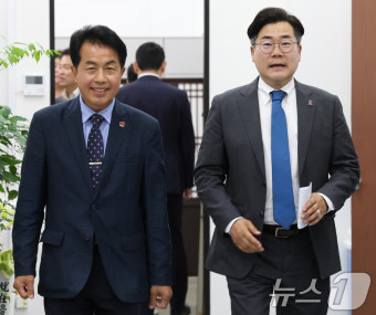 함께 입장하는 박찬대·윤종오