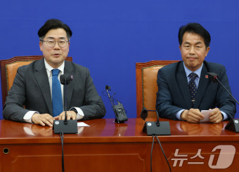 윤종오 원내대표 내정자 안내하는 박찬대 원내대표
