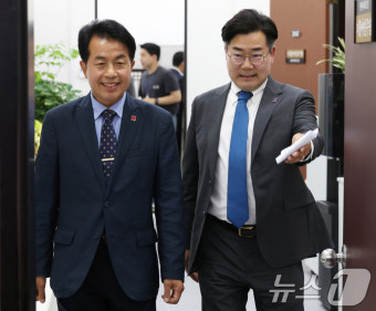 윤종오 원내대표 내정자 안내하는 박찬대 원내대표