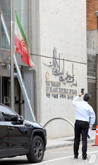 이란 대통령 헬기 추락 사고…이란대사관 '조기 게양'