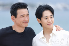 [칸영화제] ‘베테랑2’ 인터뷰 촬영… 크루아제트 해변에 나온 황정민, 정해인 형제