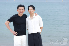 [칸영화제] ‘베테랑2’ 인터뷰 촬영… 크루아제트 해변에 나온 황정민, 정해인 형제