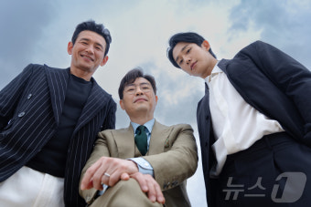 류승완·황정민·정해인, '베테랑2' 스리샷…칸 해변 접수한 카리스마 [칸 현장]