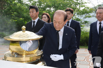 김대중 전 대통령 묘역 찾아 분향하는 황우여