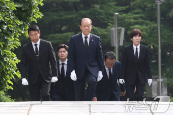 이승만 전 대통령 묘역 찾은 황우여