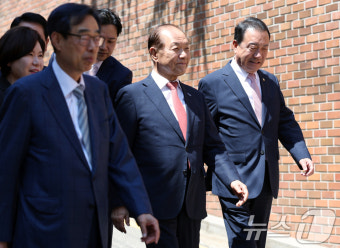 이명박 전 대통령 사저 찾은 황우여 비대위원장