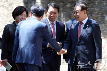 이명박 전 대통령 사저 찾은 황우여 비대위원장