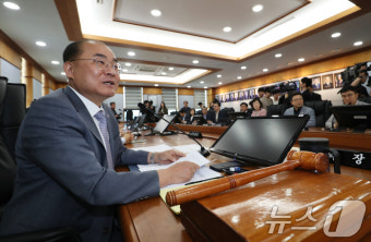 '의대정원 증원 학칙개정안 재심의' 교무회의서 발언하는 부산대 총장