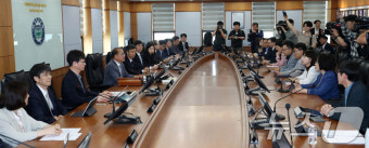 의대정원 증원 학칙개정안 재심의 교무회의 주재하는 부산대 총장