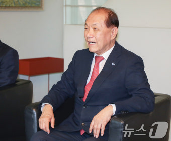 이명박 전 대통령과 환담 나누는 황우여 비대위원장