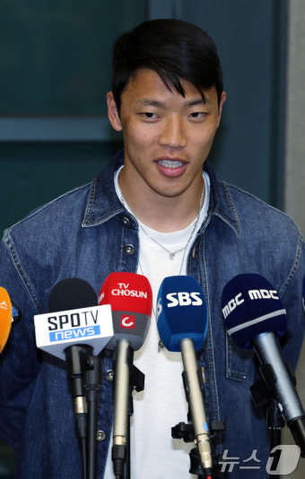 귀국 인터뷰 하는 황희찬