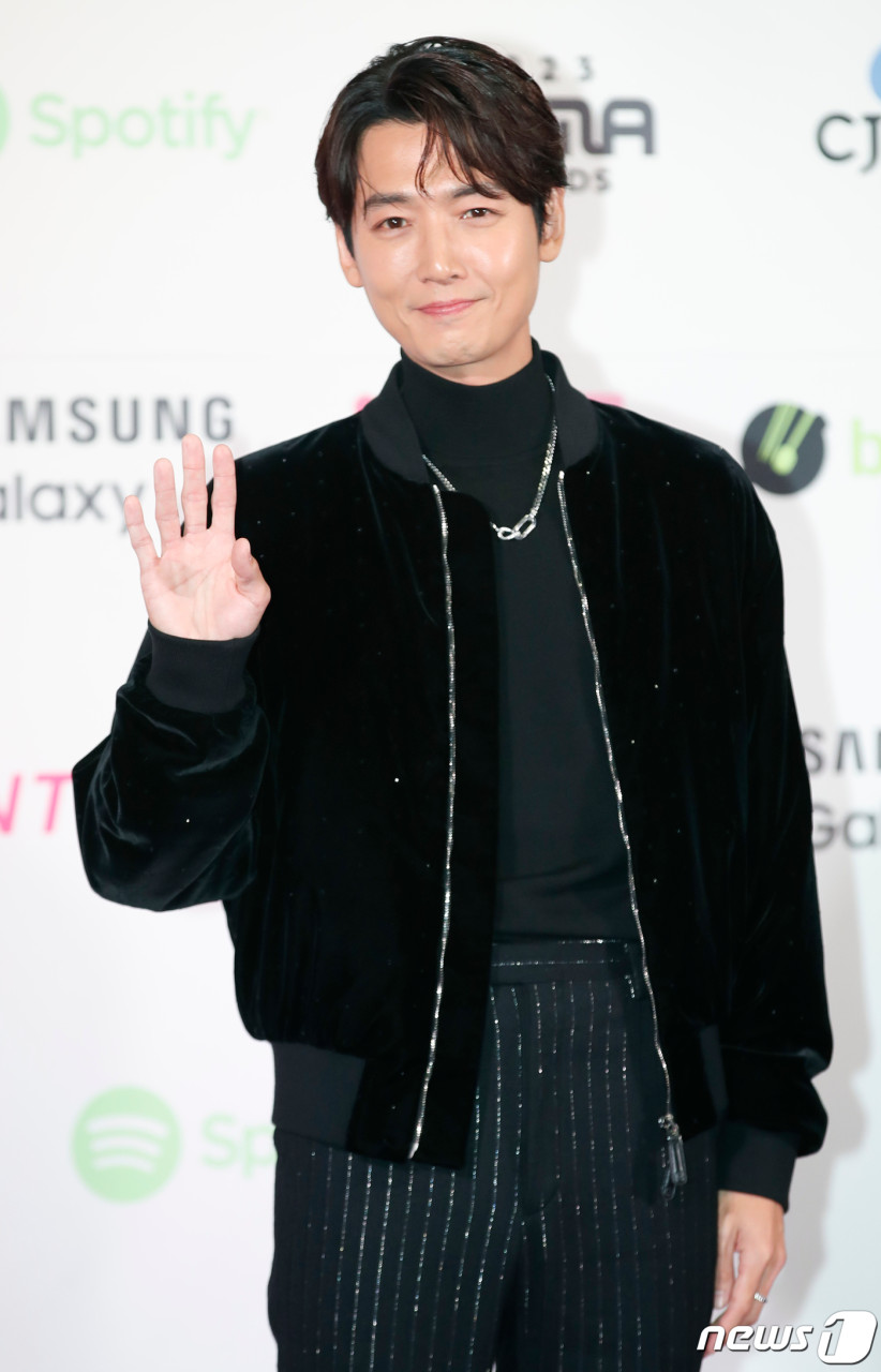 정경호, MBC 노무사 노무진에서 유령을 보는 노무사 역으로 높은 평가와 사랑을 받다