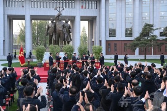 당 중앙간부학교 준공식에서 테이프 끊는 北 김정은