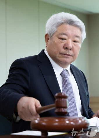 의사봉 두드리는 김홍일 위원장