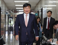 중진의원 간담회 참석하는 정점식 정책위의장