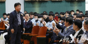 명예 졸업장 수여 위해 모교 찾은 신흥민주화운동 주역 박영화