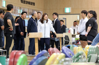 역도 선수들 격려하는 유인촌 장관·장미란 차관