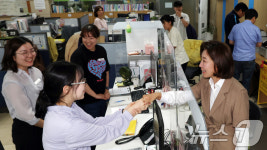 흑석동 주민자치센터 직원들과 인사하는 나경원 당선인