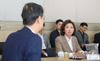 한덕수 총리 발언듣는 나경원 당선인