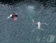 드론 띄워 정밀 수색 동해해경, 삼척 궁촌항서 수중 정화활동