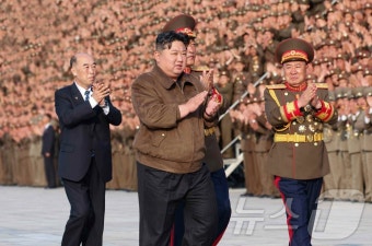 北 김정은, 간부학교 건설자·설계자·준공식 예술인들과 '기념사진' 촬영