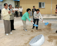 노무현 대통령 그리며…한드미마을 현판 없는 정자에 얽힌 사연