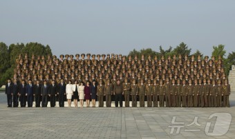 북한 김정은, 중앙간부학교 군인건설자·준공식 예술인들과 기념사진 촬영