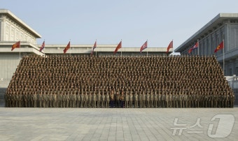 北김정은, 기념사진 촬영하며 중앙간부학교 건설 공훈 치하