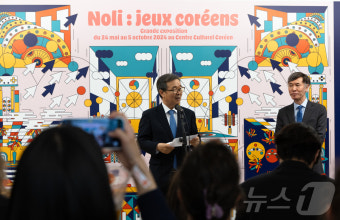 주불한국문화원 ‘한국의 놀이’ 특별전… 축사하는 최재철 대사