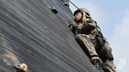 [뉴스1 PICK]강해야 산다…제5포병여단 강속대대 유격훈련