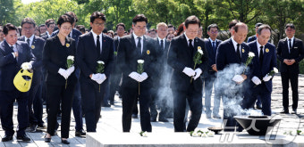 노무현 전 대통령 추모하는 여야 대표