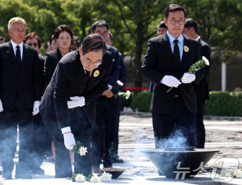 노무현 전 대통령 묘역 참배하는 한덕수 총리와 홍철호 정무수석