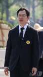 노무현 전 대통령 묘역 향하는 김경수 전 지사